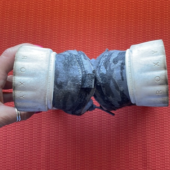 Roxy Surf sneakers. Gray Camo print Canvas/denim feel outside. Women’s size 6 - Picture 6 of 8